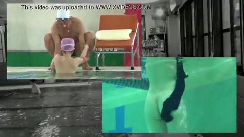 ●[プールで全裸☆ 羞恥の限界を超えて照れかくしに笑っちゃう少女♡]