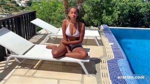 Watch Exotische 18-jährige Deutsche vergnügt sich am Pool - Naomi ...