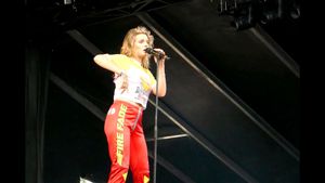 Watch Tove Lo - Flashing compilation - Tove Lo, Flash, Singer Porn ...
