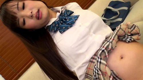 そこッ！気持ちぃ！！ドスケベ制服娘が剥き出しマンコでM男に跨り顔面騎乗でぐいぐい腰振り絶頂お漏らし