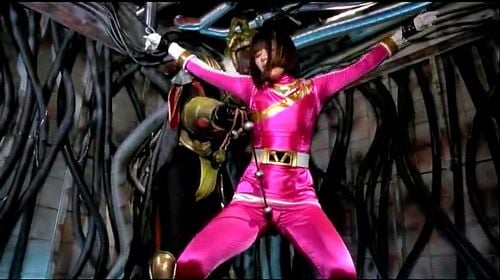 仮面ヒロインが敵のアジトで拘束され股間を弄ばれて痙攣しながら感じまくり着衣レイプから中出しされる!