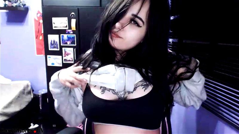 Tattooed brunette Sherryshen webcam tease