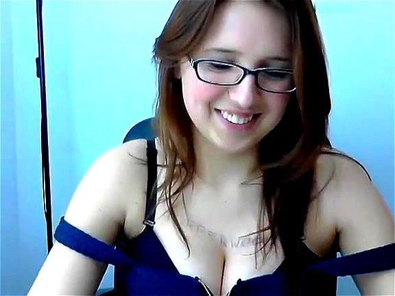 Cute brunette Ronell23 on webcam