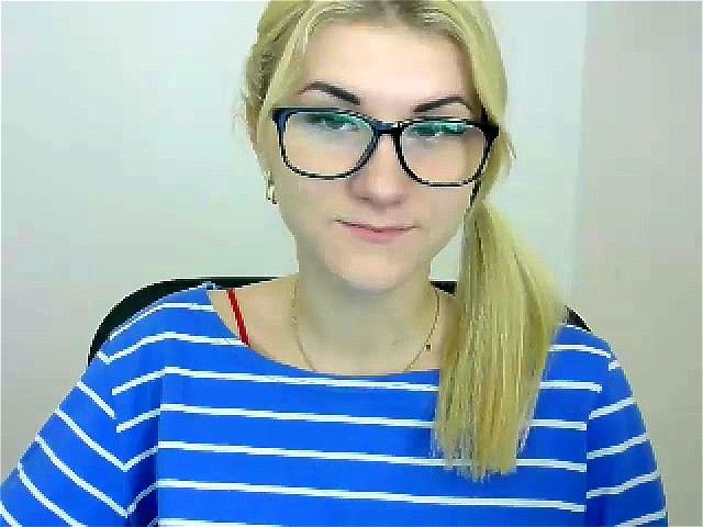Blonde girl Dimez18 on webcam