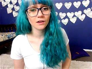 Petite Aussie camgirl Heidiv teases at home