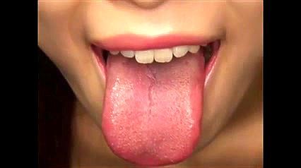 ザーメンを手の平で溜めて飲み込むエロいお姉さん￼