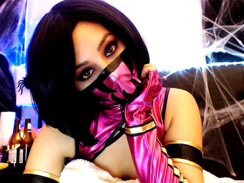 Masked brunette Emileena cosplay webcam show