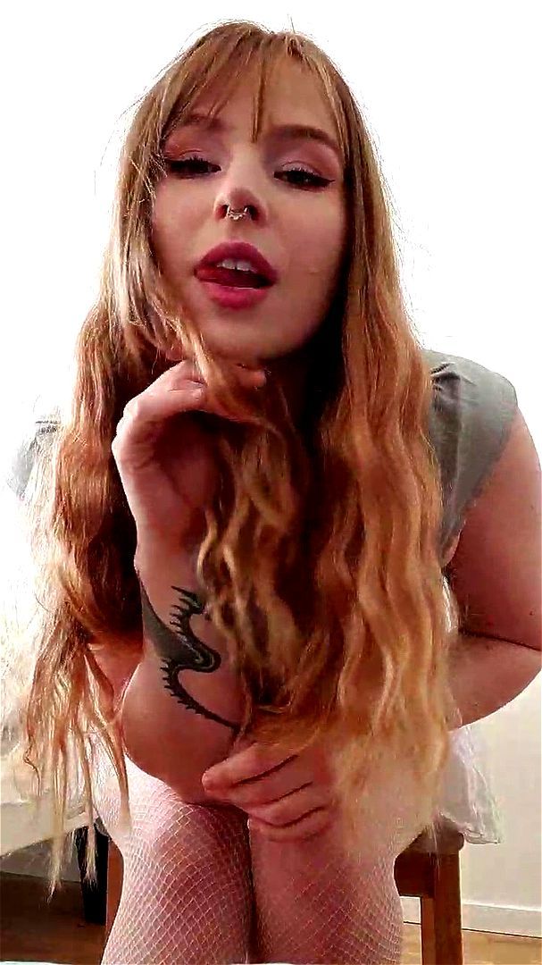 Swedish redheaded teen Lollipops4Nikki flashes her booty on webcam 1/3
