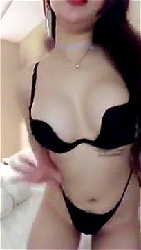 Watch 最新白嫩36D爆乳网红嫩模『周波』与『周可』双人秀与土豪口交后 ...
