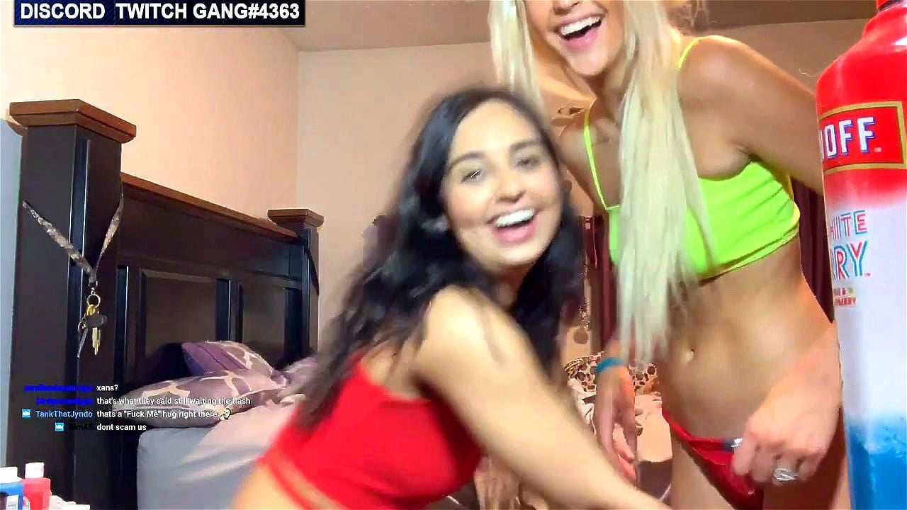 Girl Shows Tits On Twitch