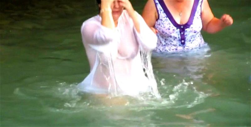 Topless thick MILF under the water for voyeurs