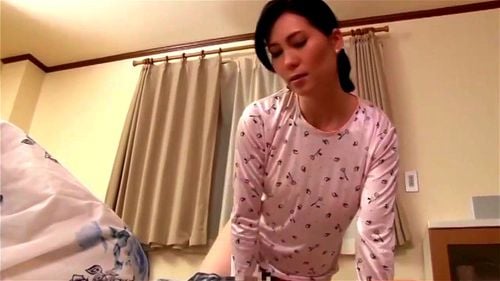 「スゴイ勃起ちんぽ♡」美乳スレンダーな欲求不満のお母さんが息子ちんぽをフェラして近視相姦セックスへ