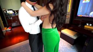 Watch Li Lisha is a fair skin, big breasts, plump buttocks, and ...