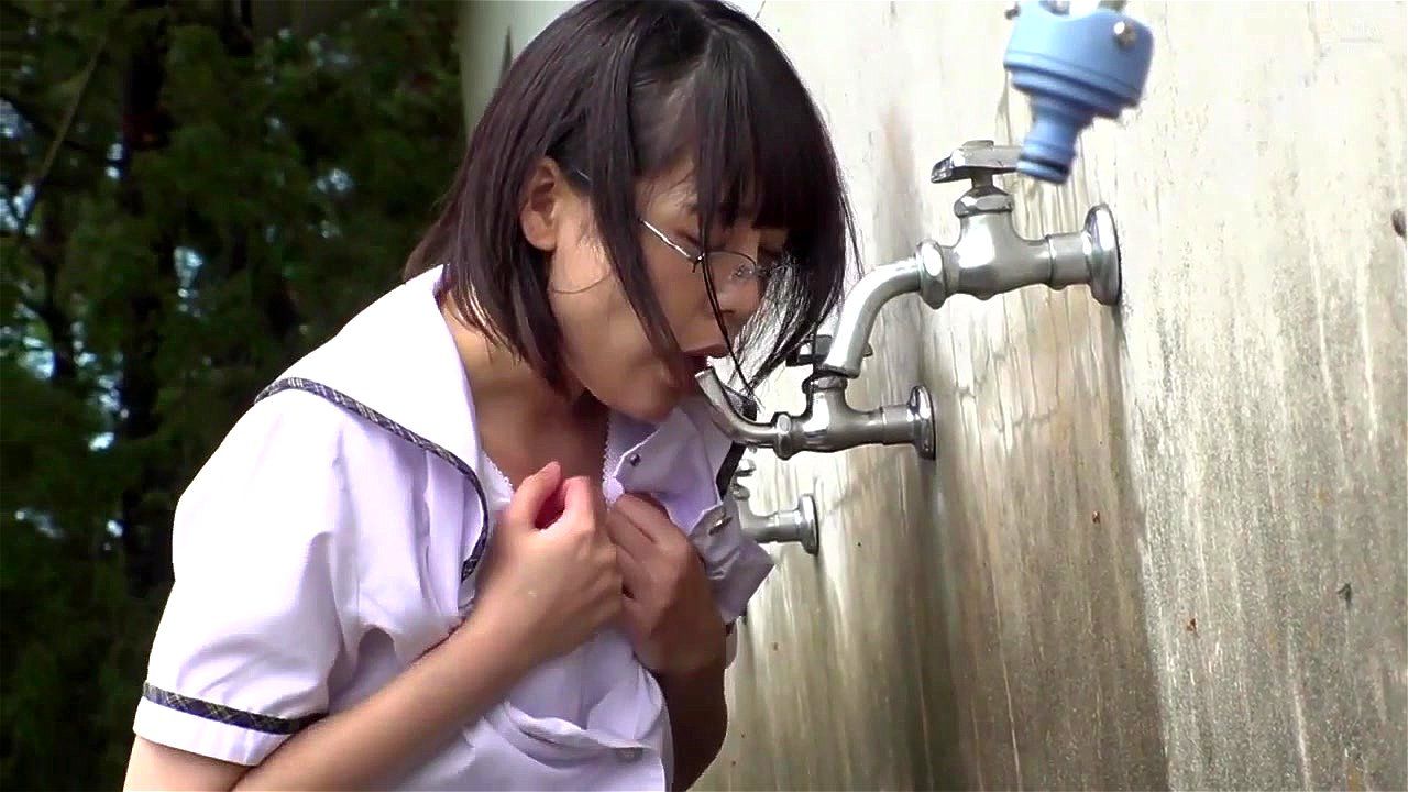 水筒に媚薬を入れられた真面目な女子高生が興奮してしまい水道の蛇口でオナニーしているのを盗撮されてしまう spankbang