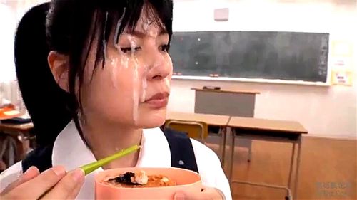 食事中にザーメンぶかっけられる制服JK￼