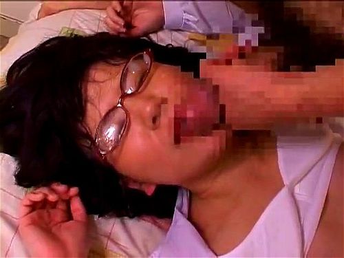 一度痴漢されたおじさんに夢中！めがね装着した可愛い顔にぶっかけられる女子