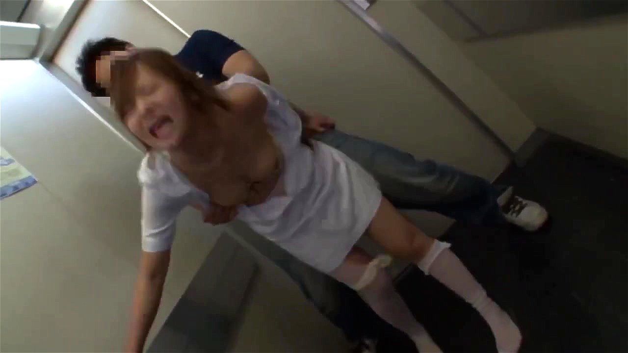 《レイプ》可愛い看護師がエレベーターの中で襲われて即ハメされて手マンで感じてイラマでチンポを咥えハメられ顔射される